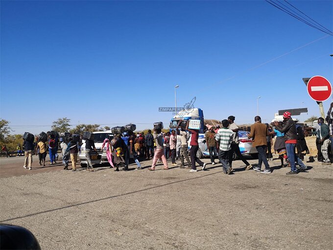 JUST IN: Smugglers open illegal taxi rank near SA border post