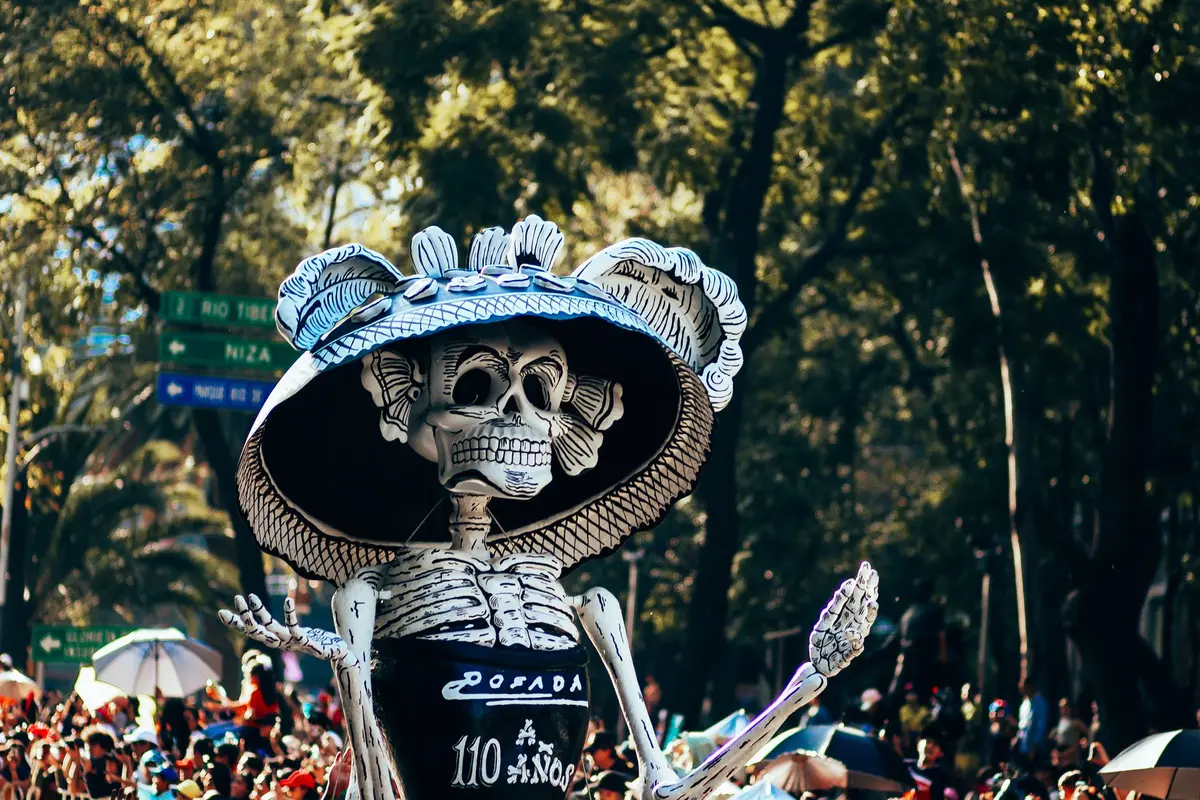 Bunte animierte Szene mit Dia-de-Muertos-Elementen und Charakteren