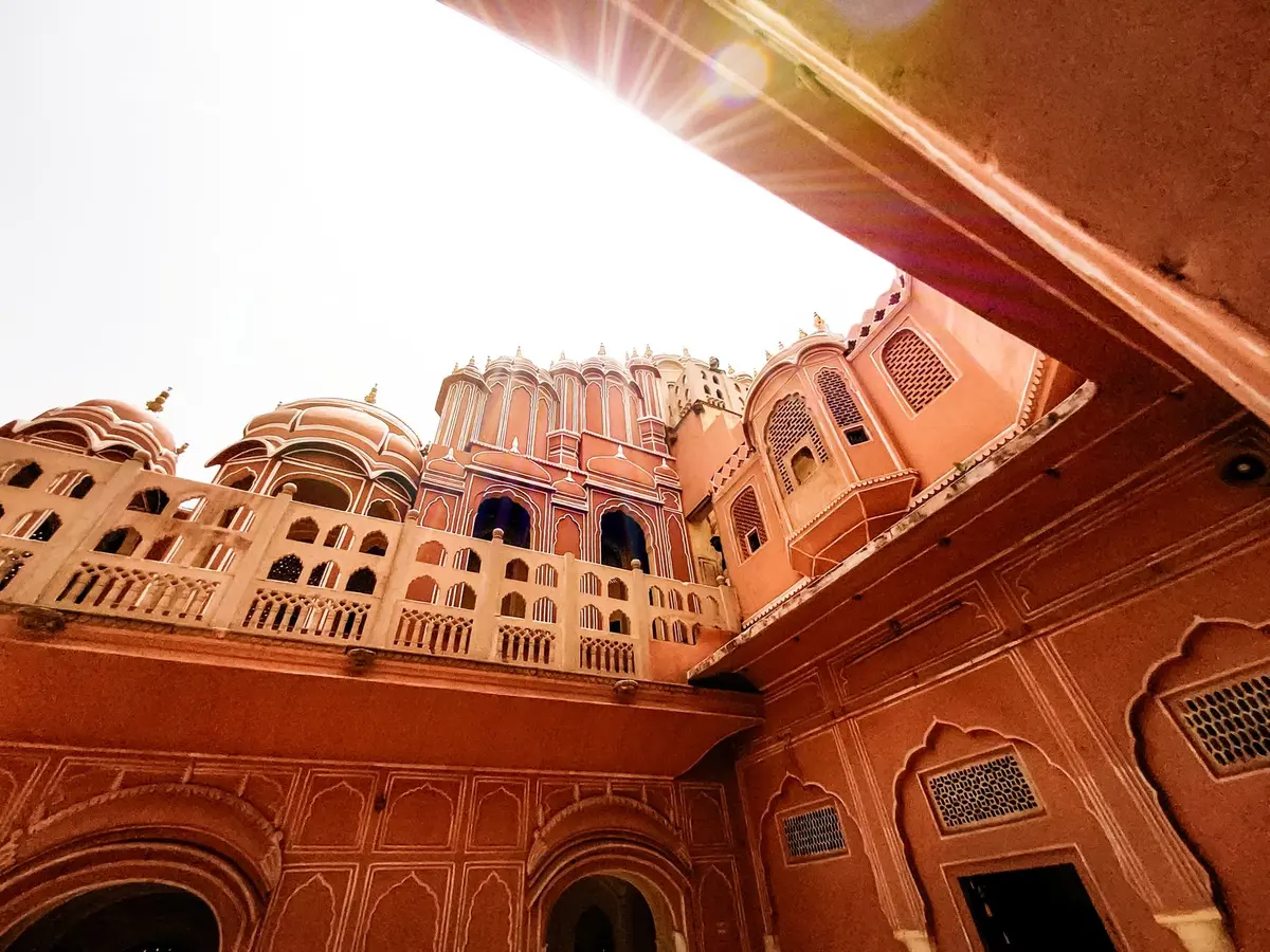 Desert palace setting with ornate architecture symbolizing the kingdom of Alabasta and political conflict