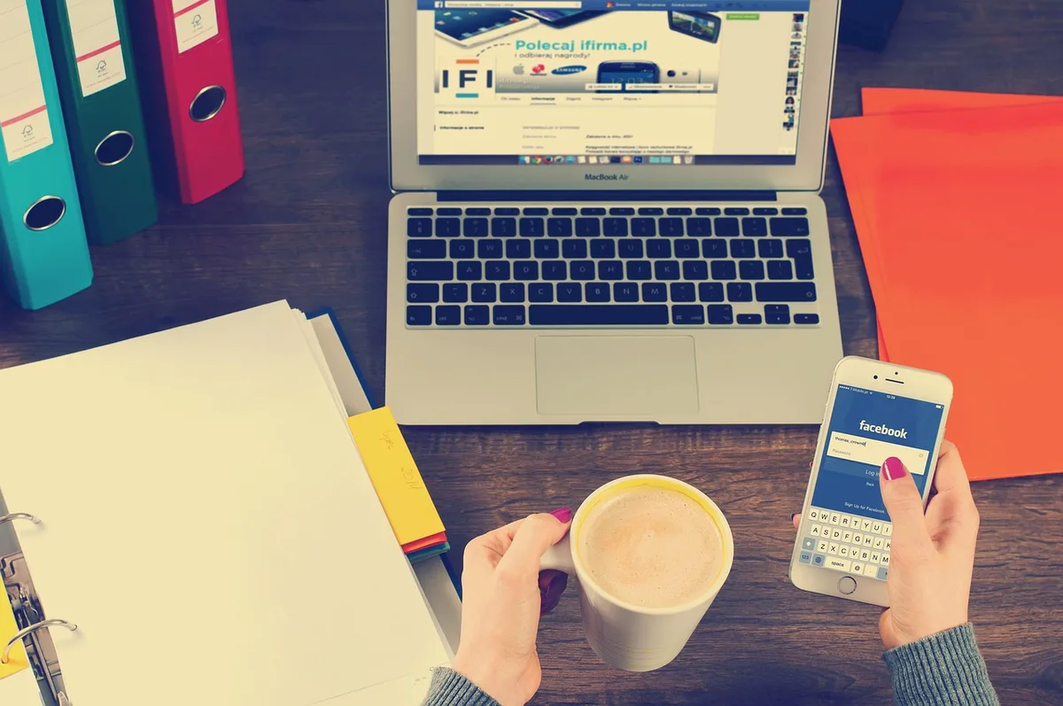 Moderno espacio de oficina de consultoría de medios con escritorio y equipo colaborativo