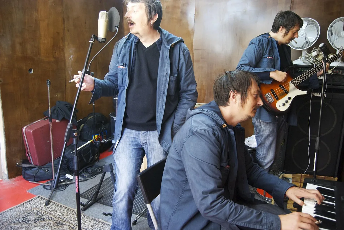 Anonymous actors rehearsing on a London studio set